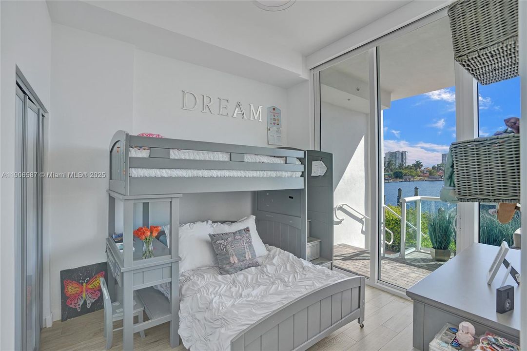 Active With Contract: $5,850 (2 beds, 3 baths, 1403 Square Feet)