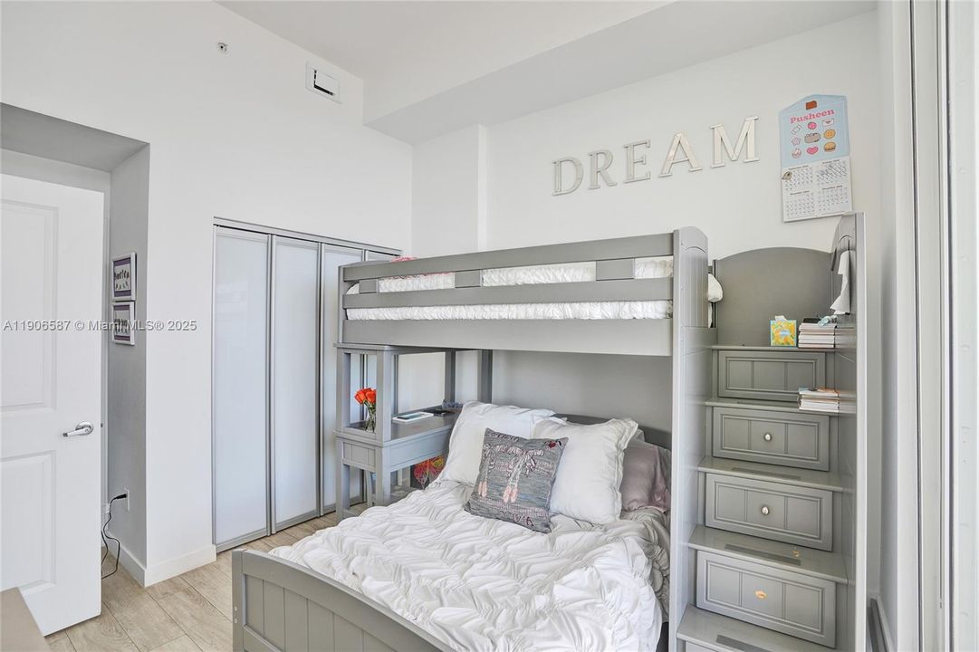 Active With Contract: $5,850 (2 beds, 3 baths, 1403 Square Feet)