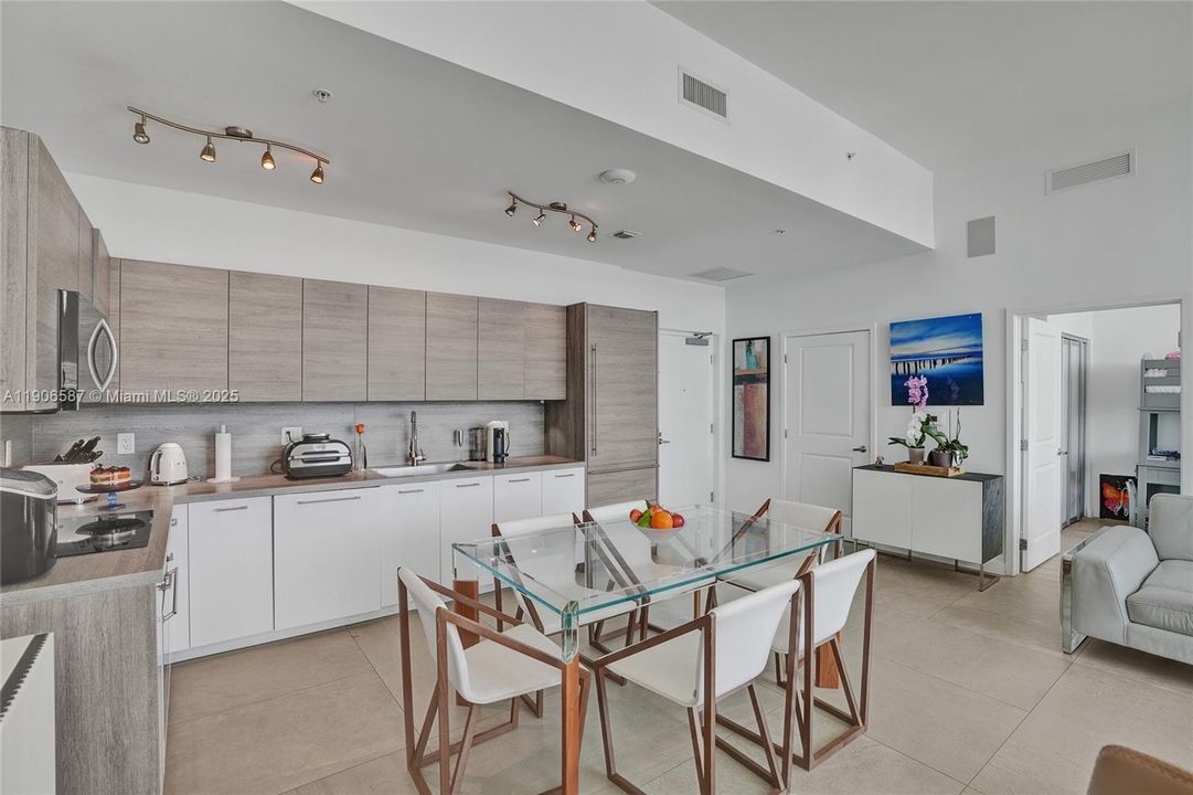 Active With Contract: $5,850 (2 beds, 3 baths, 1403 Square Feet)