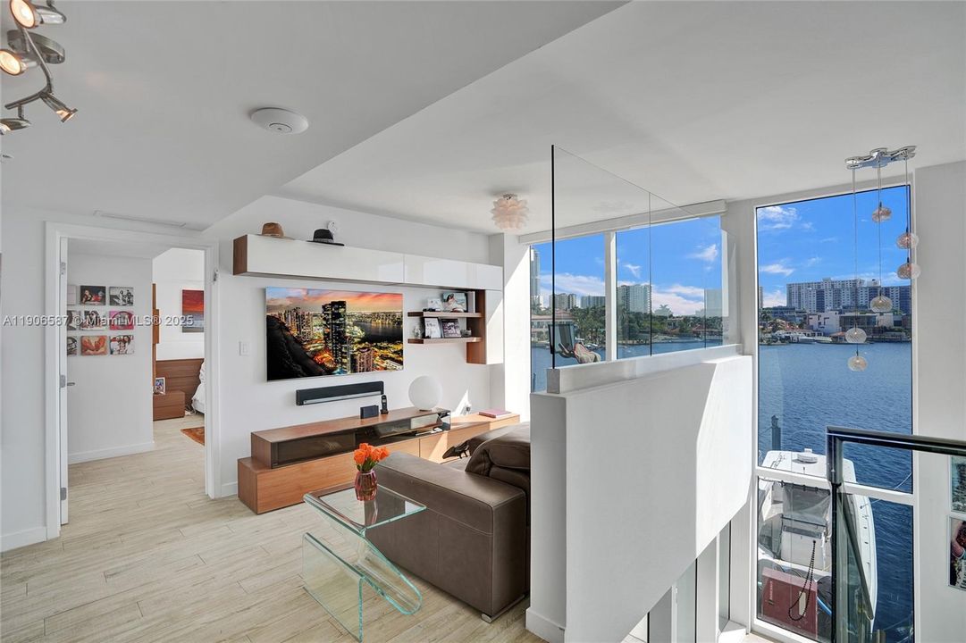 Active With Contract: $5,850 (2 beds, 3 baths, 1403 Square Feet)