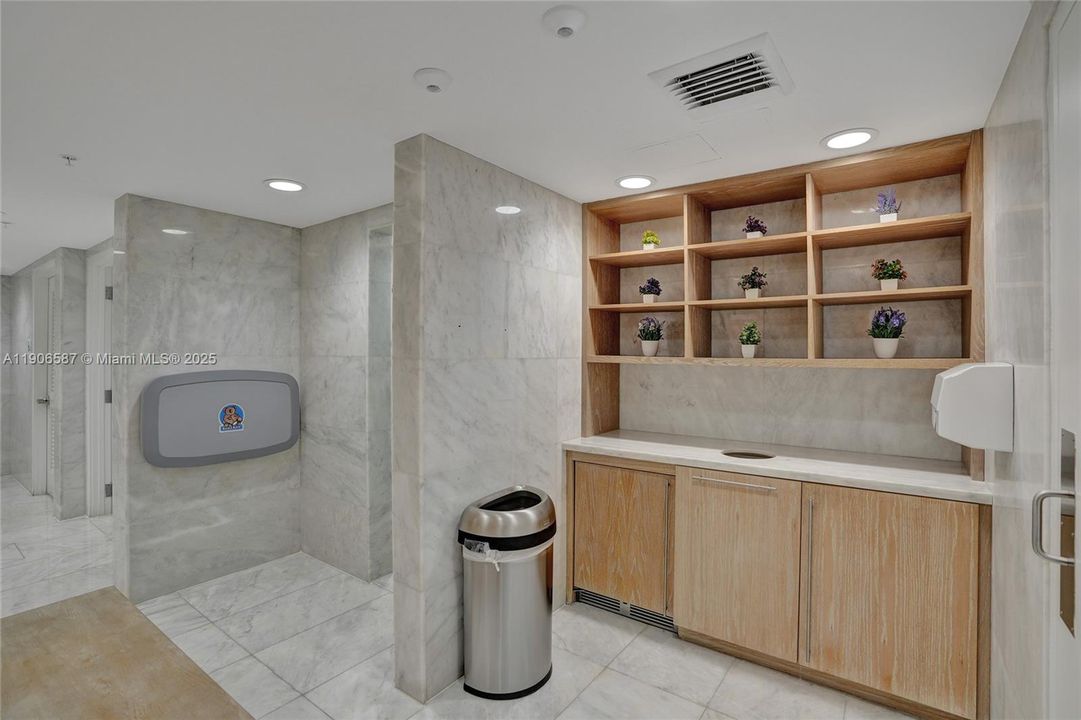 Active With Contract: $5,850 (2 beds, 3 baths, 1403 Square Feet)