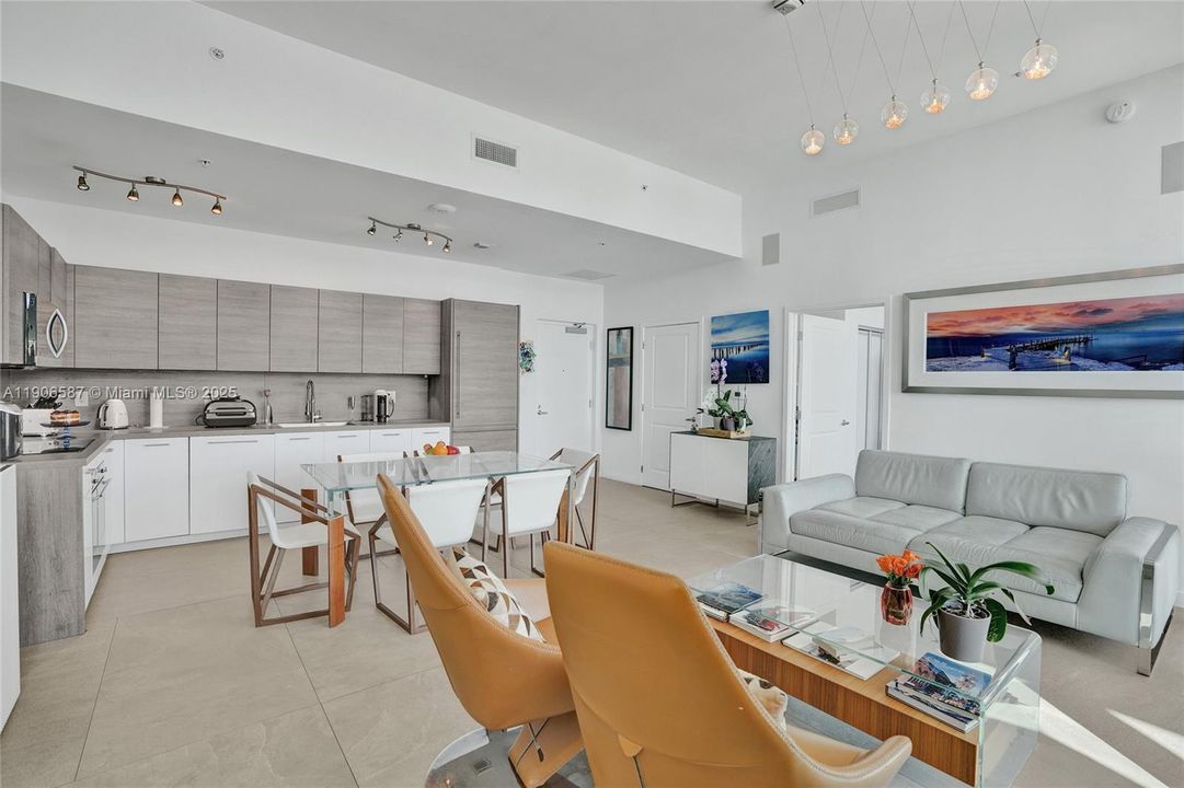 Active With Contract: $5,850 (2 beds, 3 baths, 1403 Square Feet)