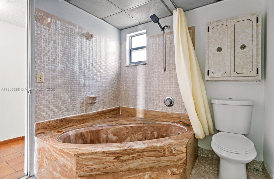 For Sale: $189,900 (1 beds, 1 baths, 864 Square Feet)