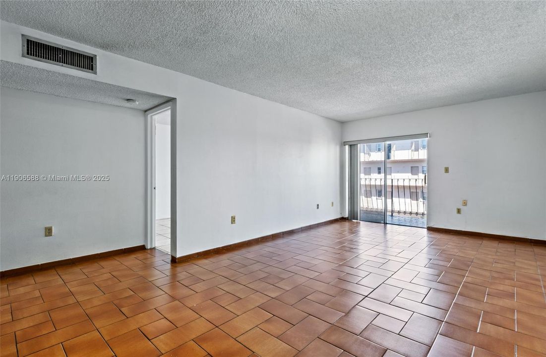 For Sale: $189,900 (1 beds, 1 baths, 864 Square Feet)