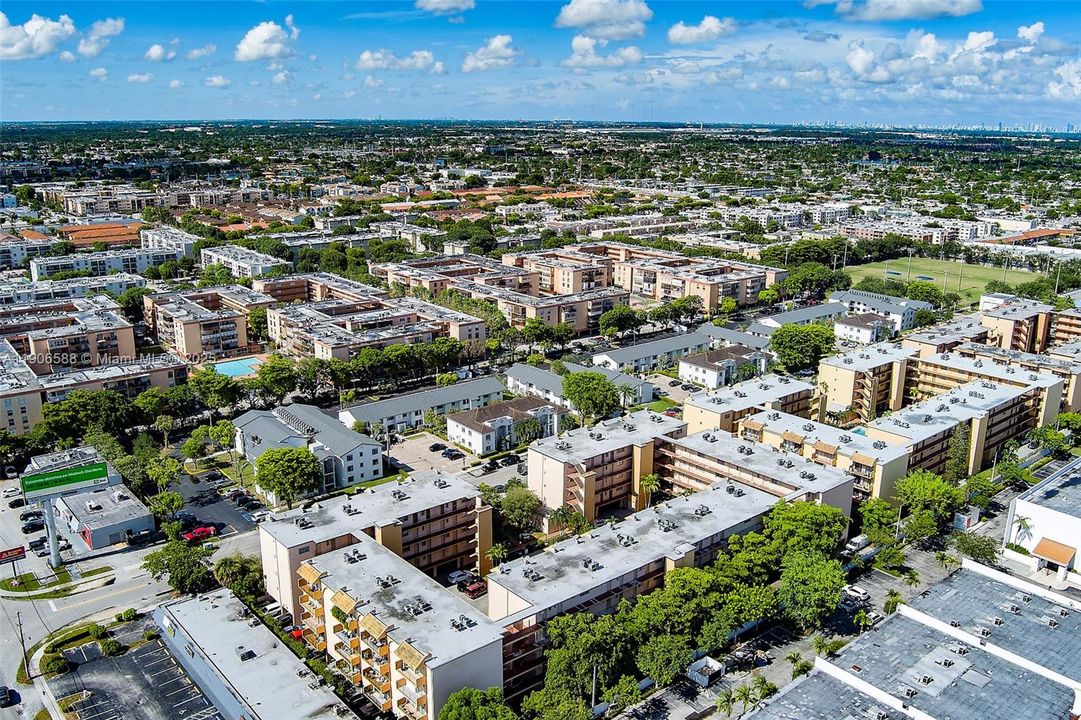 For Sale: $189,900 (1 beds, 1 baths, 864 Square Feet)