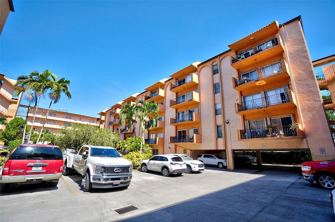 For Sale: $189,900 (1 beds, 1 baths, 864 Square Feet)