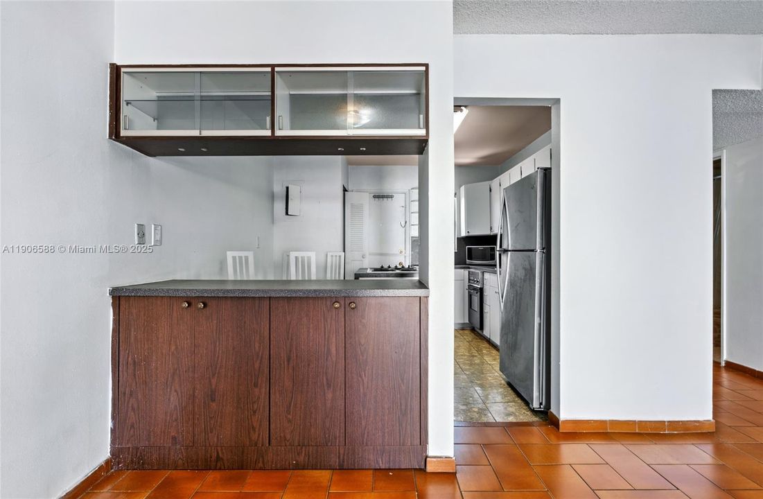 For Sale: $189,900 (1 beds, 1 baths, 864 Square Feet)