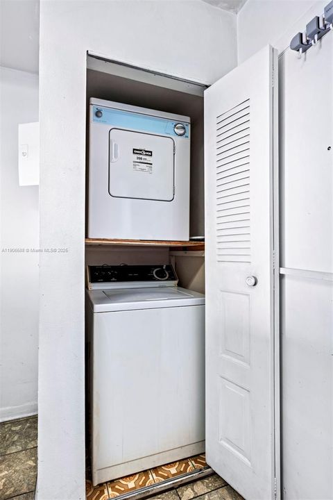 For Sale: $189,900 (1 beds, 1 baths, 864 Square Feet)