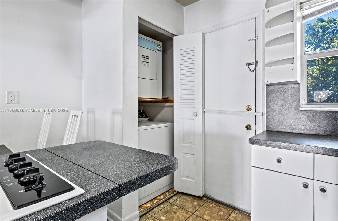 For Sale: $189,900 (1 beds, 1 baths, 864 Square Feet)