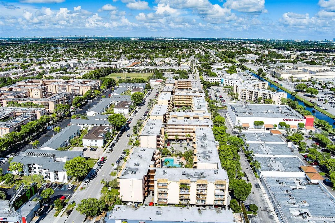 For Sale: $189,900 (1 beds, 1 baths, 864 Square Feet)