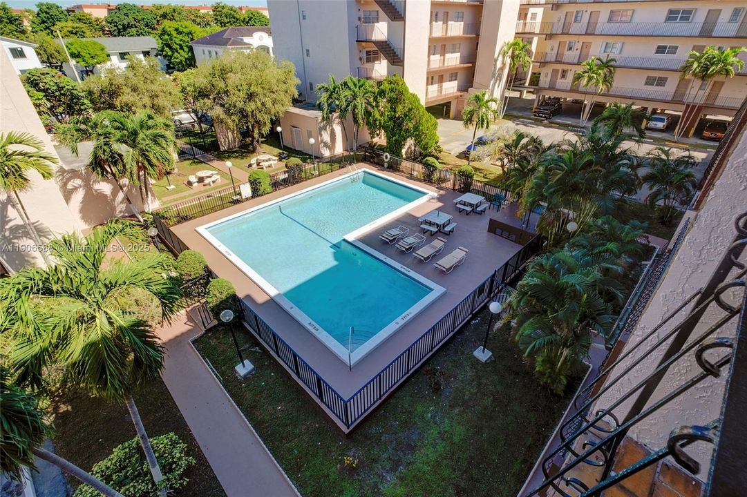 For Sale: $189,900 (1 beds, 1 baths, 864 Square Feet)