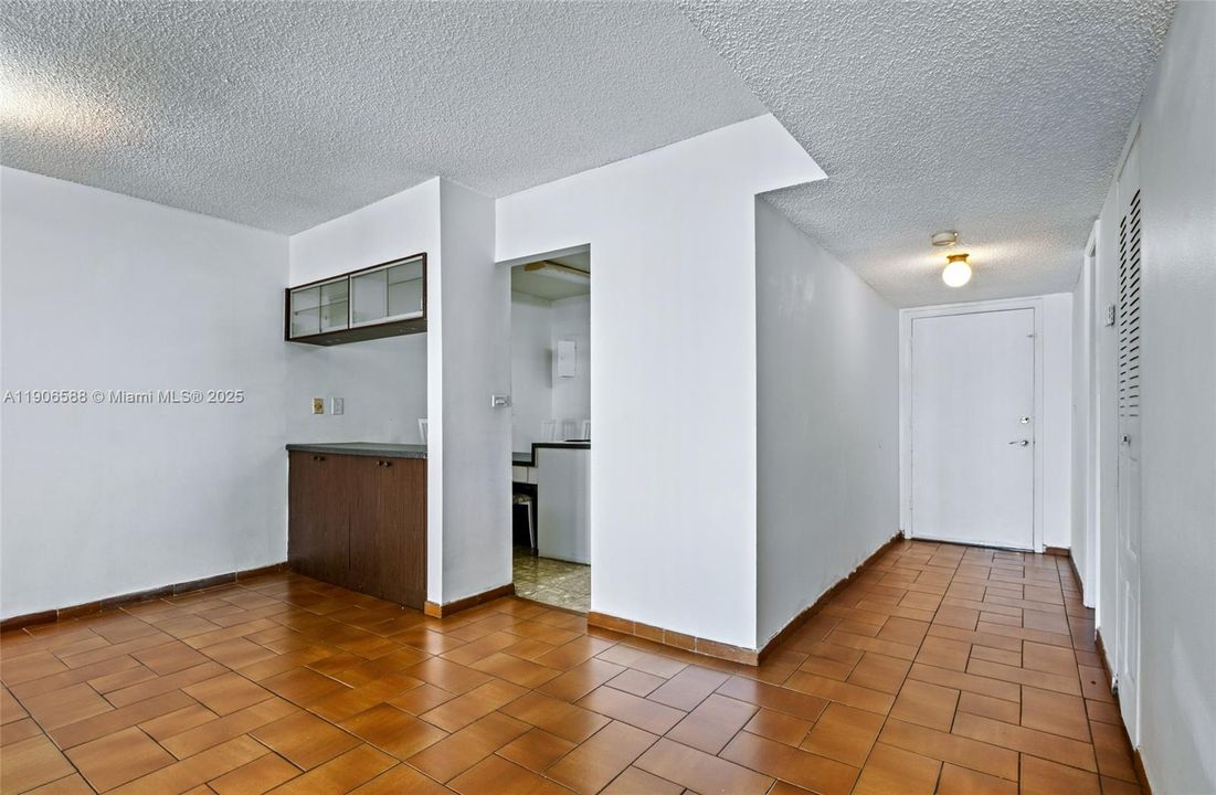 For Sale: $189,900 (1 beds, 1 baths, 864 Square Feet)