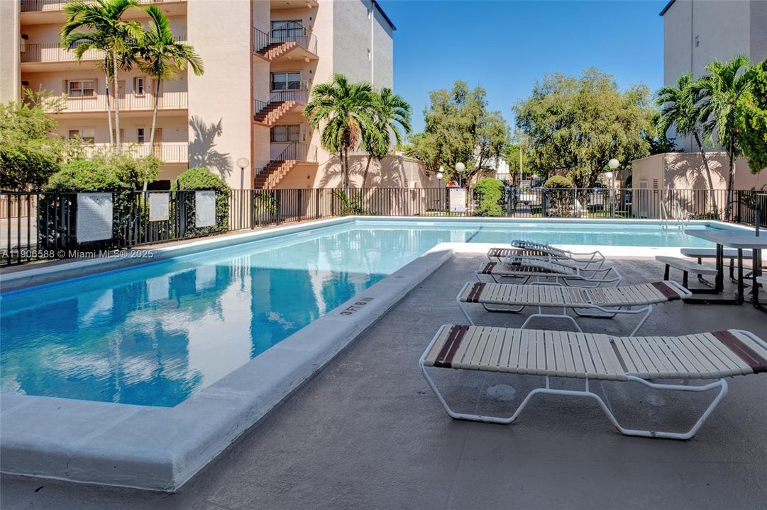 For Sale: $189,900 (1 beds, 1 baths, 864 Square Feet)