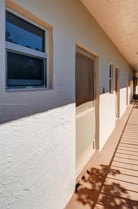 For Sale: $189,900 (1 beds, 1 baths, 864 Square Feet)