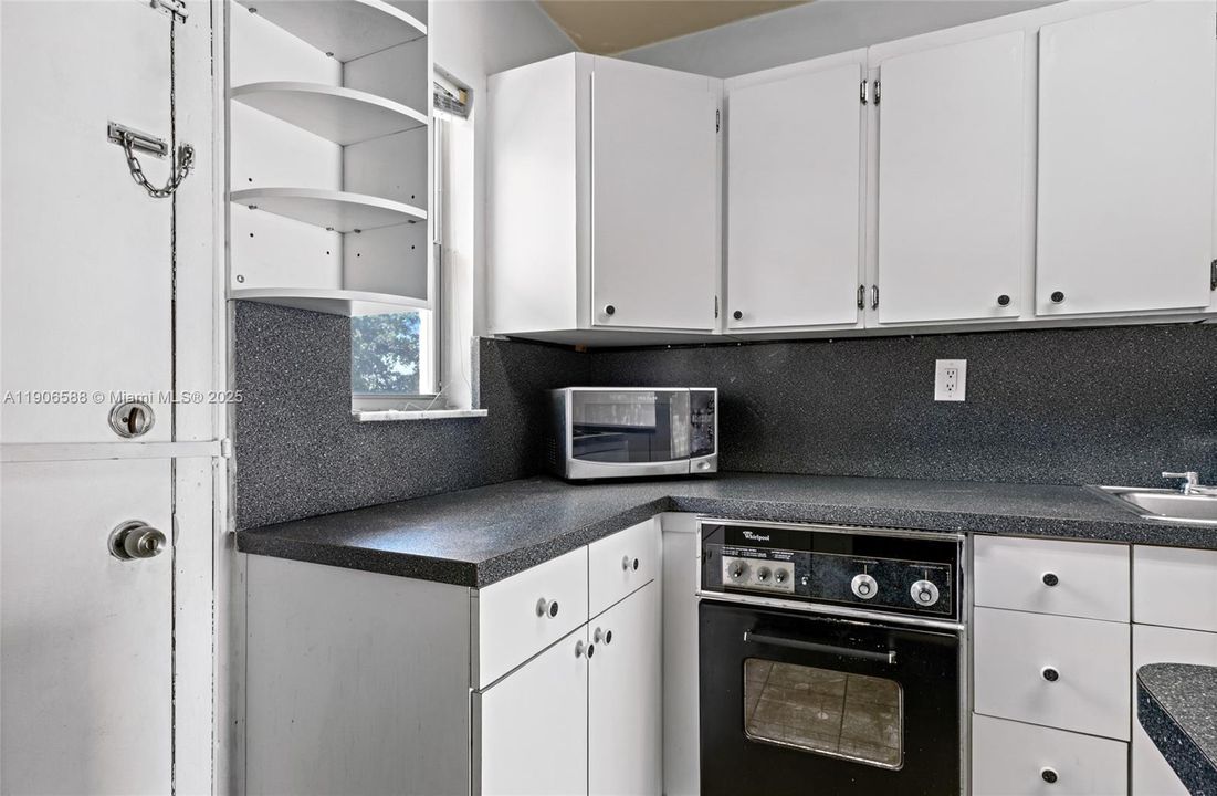 For Sale: $189,900 (1 beds, 1 baths, 864 Square Feet)