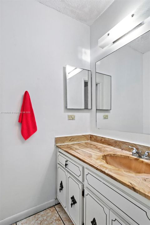 For Sale: $189,900 (1 beds, 1 baths, 864 Square Feet)