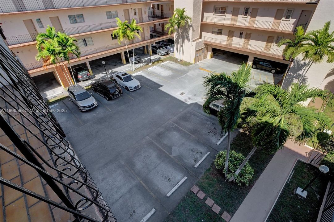 For Sale: $189,900 (1 beds, 1 baths, 864 Square Feet)