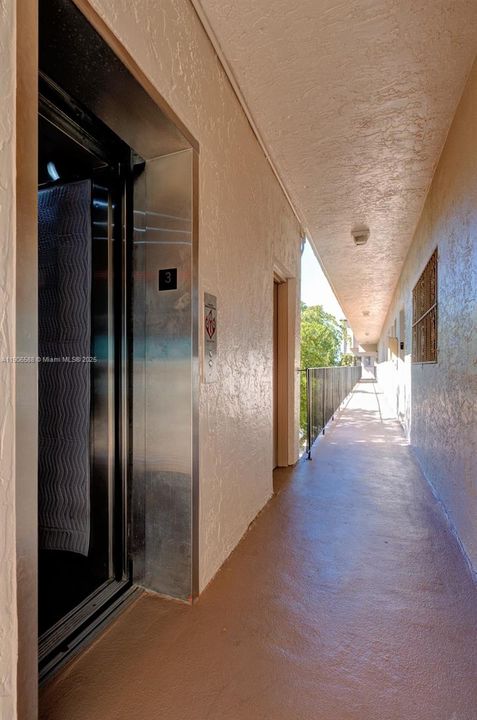 For Sale: $189,900 (1 beds, 1 baths, 864 Square Feet)