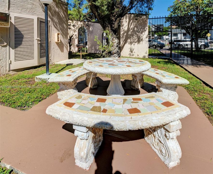 For Sale: $189,900 (1 beds, 1 baths, 864 Square Feet)