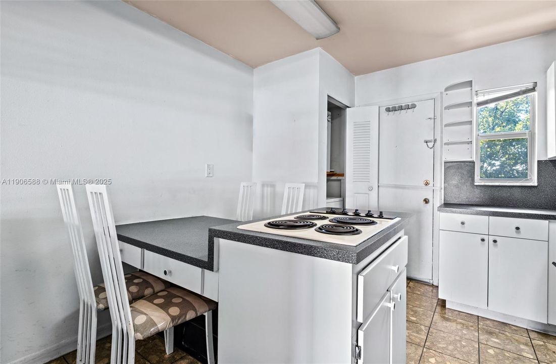 For Sale: $189,900 (1 beds, 1 baths, 864 Square Feet)