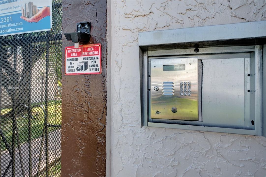 For Sale: $189,900 (1 beds, 1 baths, 864 Square Feet)