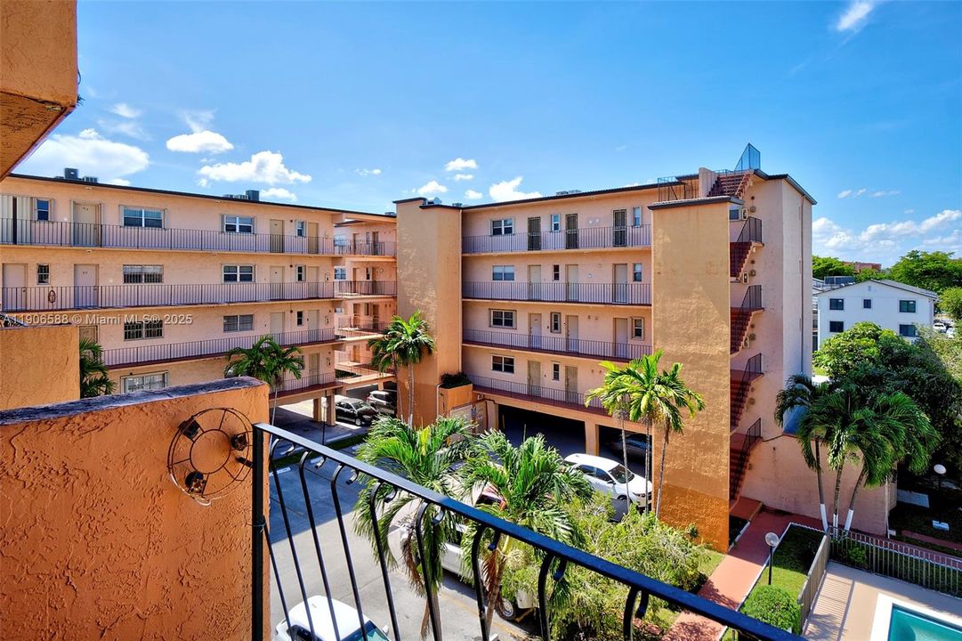 For Sale: $189,900 (1 beds, 1 baths, 864 Square Feet)