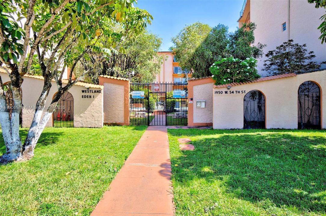 For Sale: $189,900 (1 beds, 1 baths, 864 Square Feet)