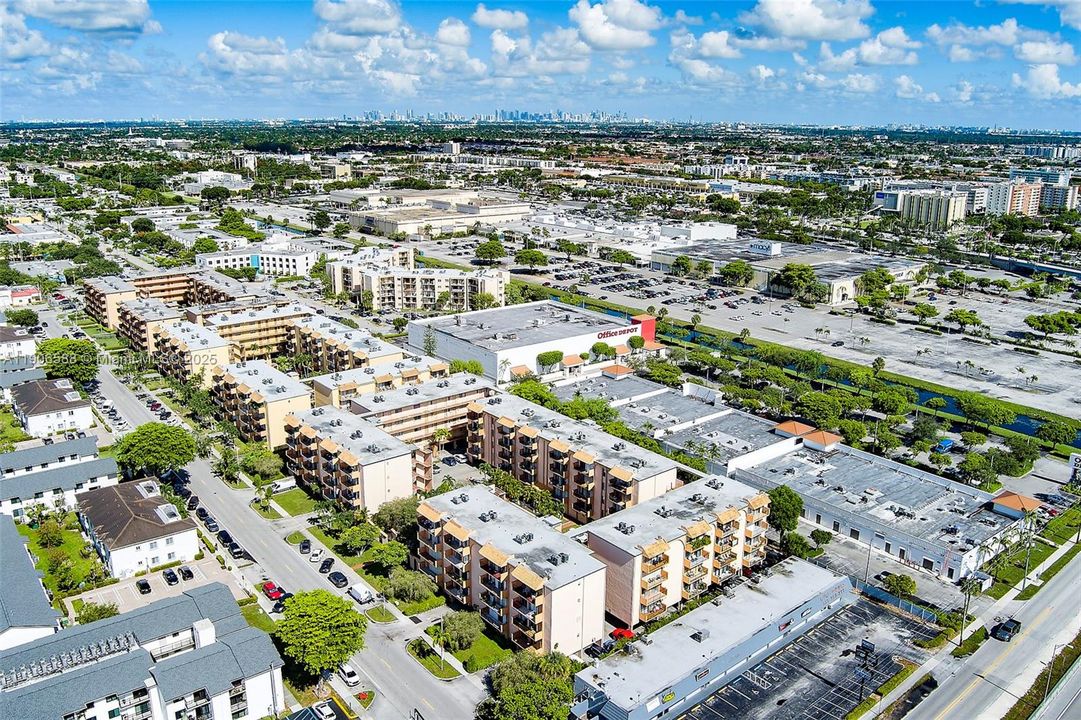 For Sale: $189,900 (1 beds, 1 baths, 864 Square Feet)