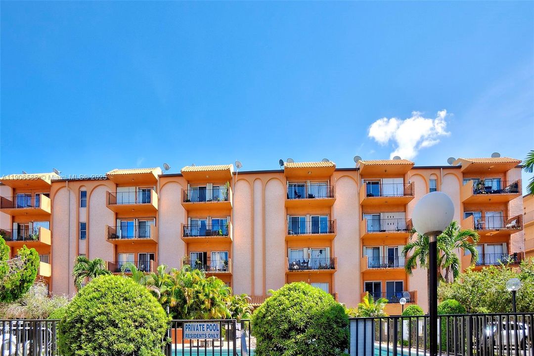 For Sale: $189,900 (1 beds, 1 baths, 864 Square Feet)