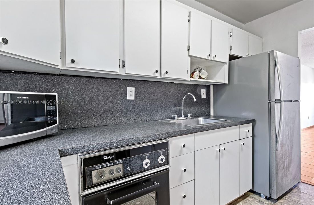 For Sale: $189,900 (1 beds, 1 baths, 864 Square Feet)