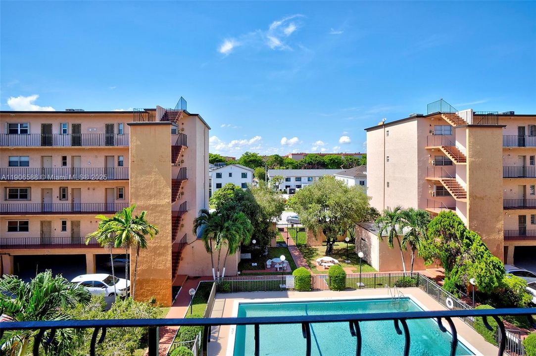 For Sale: $189,900 (1 beds, 1 baths, 864 Square Feet)