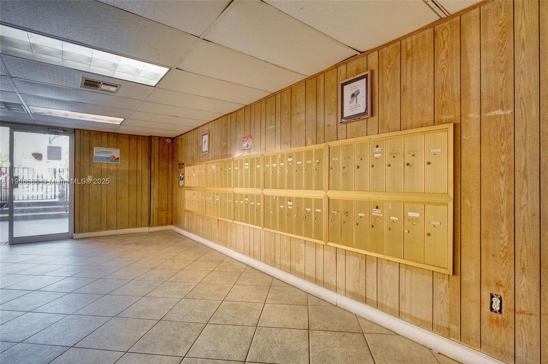 For Sale: $189,900 (1 beds, 1 baths, 864 Square Feet)