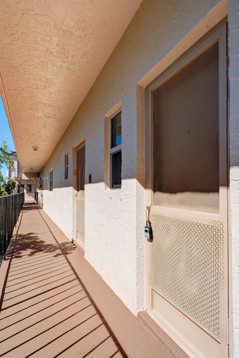 For Sale: $189,900 (1 beds, 1 baths, 864 Square Feet)