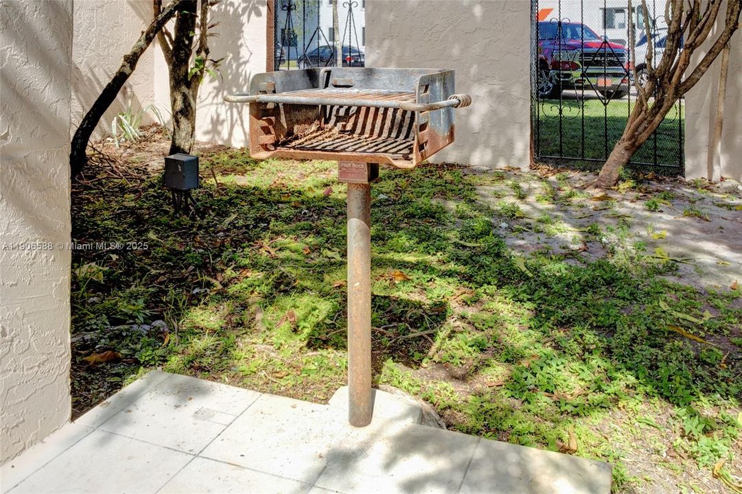 For Sale: $189,900 (1 beds, 1 baths, 864 Square Feet)