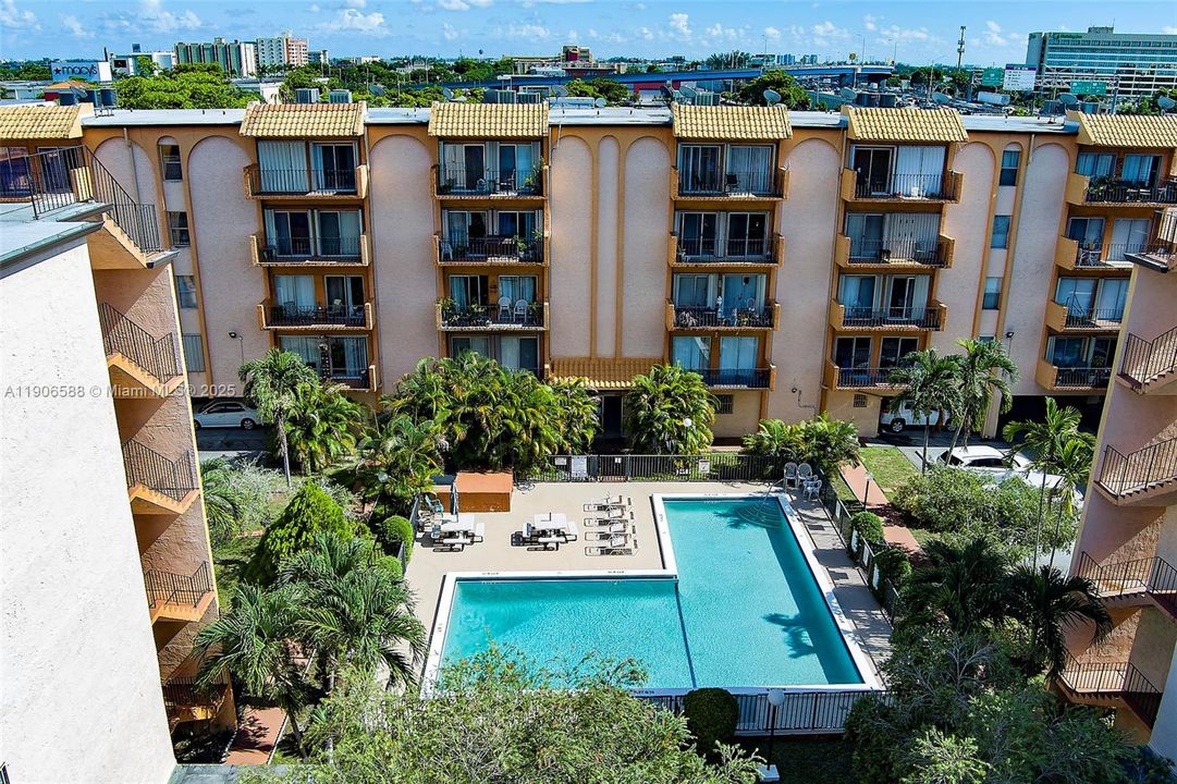 For Sale: $189,900 (1 beds, 1 baths, 864 Square Feet)