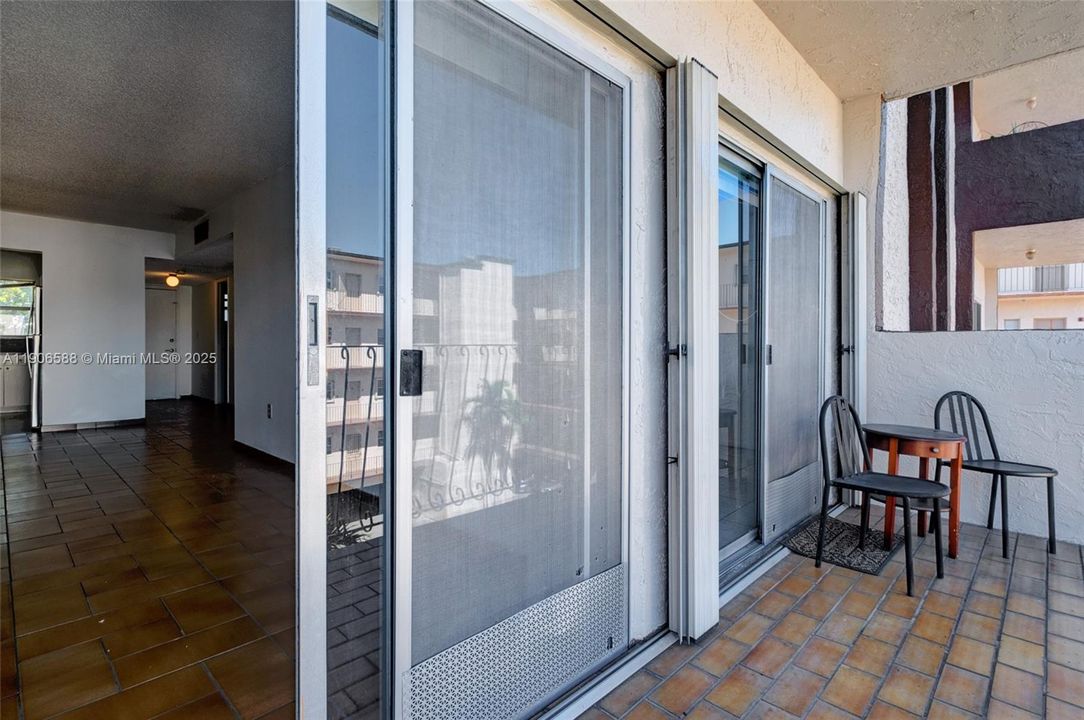 For Sale: $189,900 (1 beds, 1 baths, 864 Square Feet)