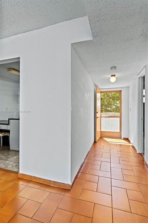 For Sale: $189,900 (1 beds, 1 baths, 864 Square Feet)