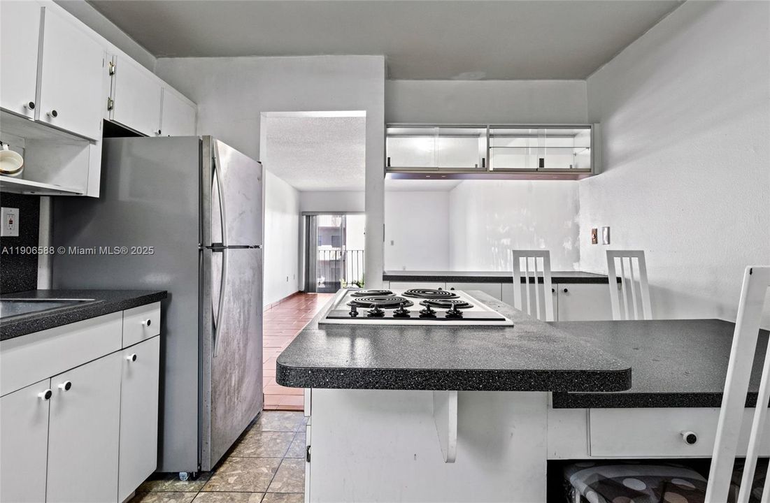 For Sale: $189,900 (1 beds, 1 baths, 864 Square Feet)