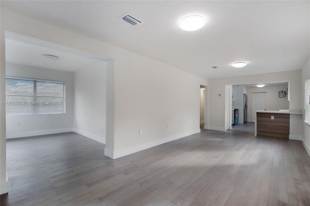 Под контрактом: $3,700 (3 спален, 2 ванн, 1432 Квадратных фут)