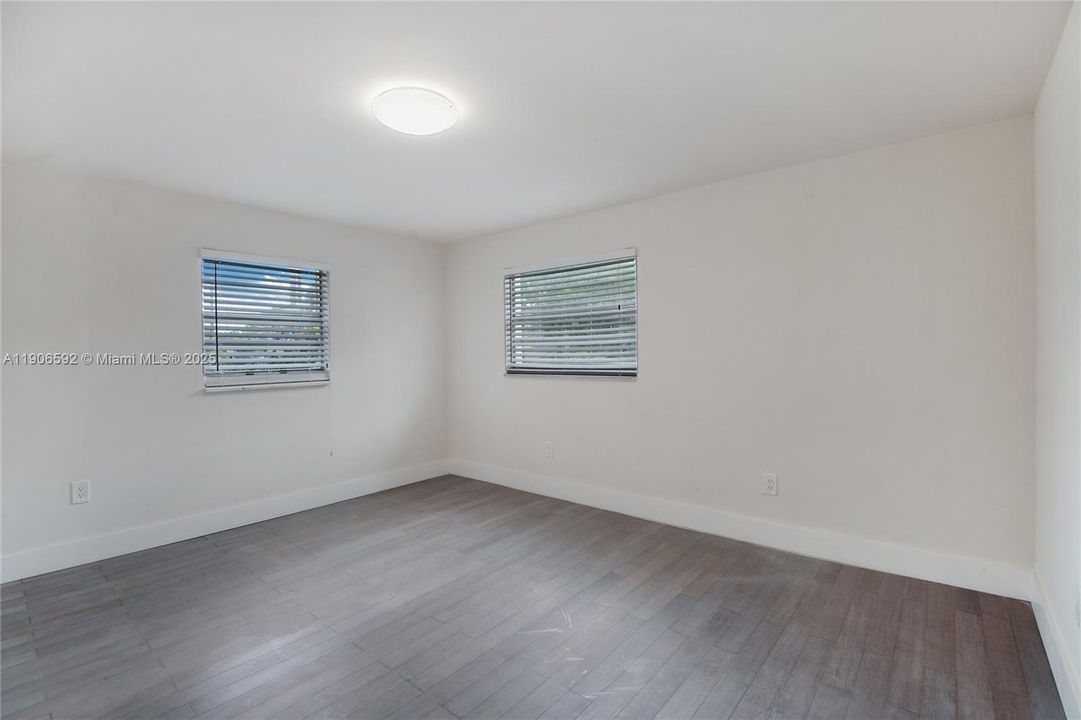 Под контрактом: $3,700 (3 спален, 2 ванн, 1432 Квадратных фут)