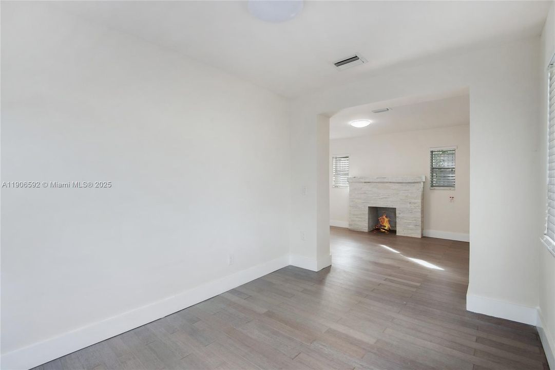 Под контрактом: $3,700 (3 спален, 2 ванн, 1432 Квадратных фут)