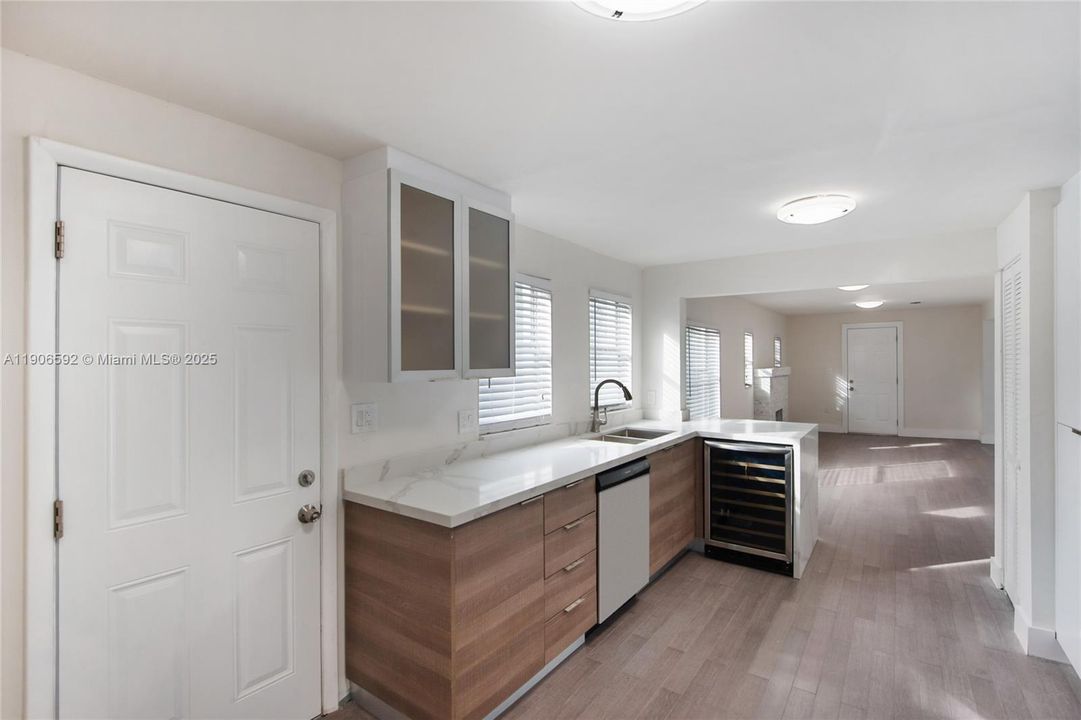 Под контрактом: $3,700 (3 спален, 2 ванн, 1432 Квадратных фут)