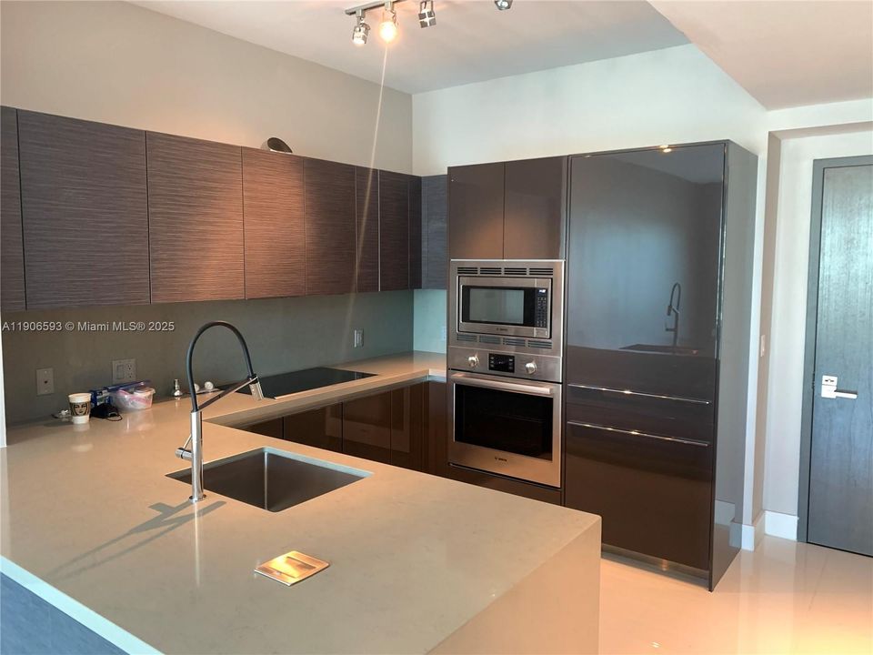 Recently Rented: $3,900 (1 beds, 1 baths, 748 Square Feet)