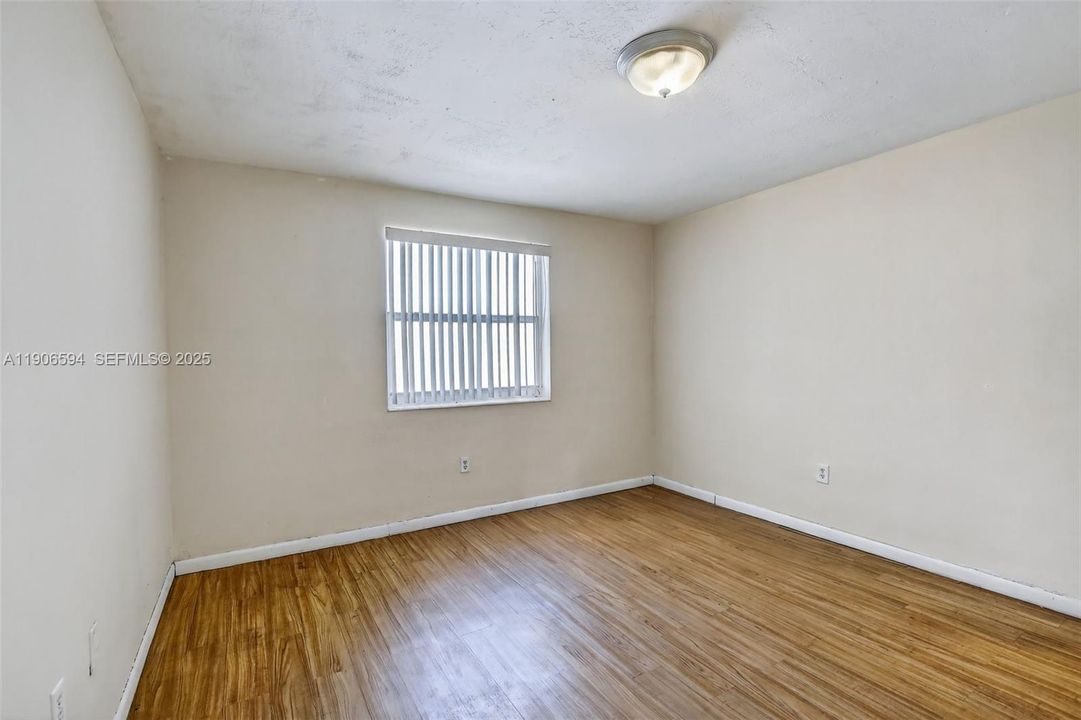 For Sale: $145,000 (1 beds, 1 baths, 560 Square Feet)