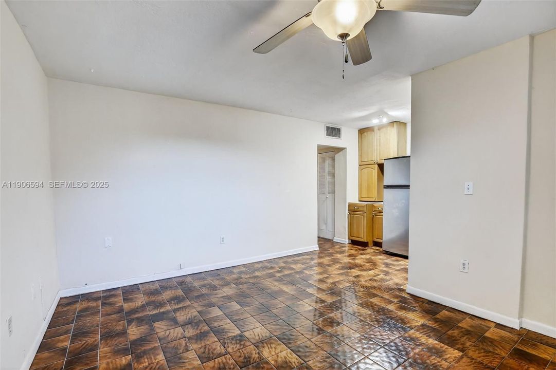 For Sale: $145,000 (1 beds, 1 baths, 560 Square Feet)