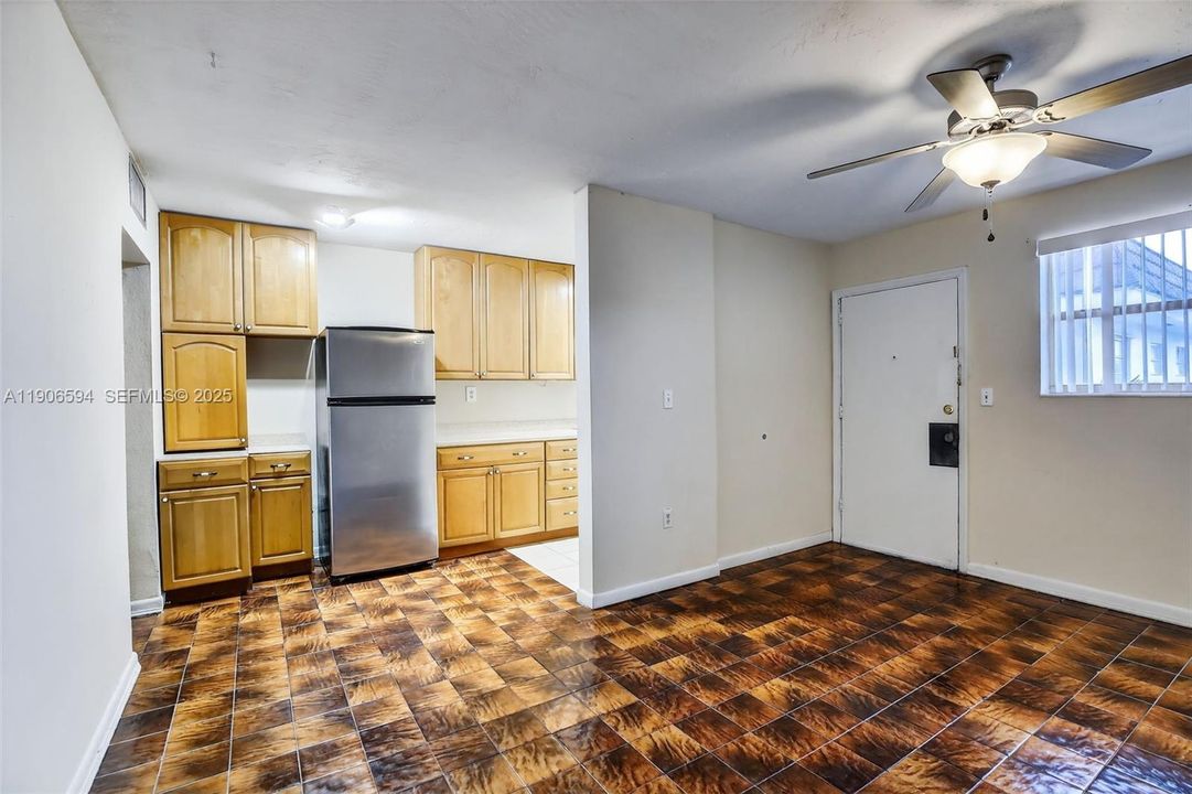 For Sale: $145,000 (1 beds, 1 baths, 560 Square Feet)