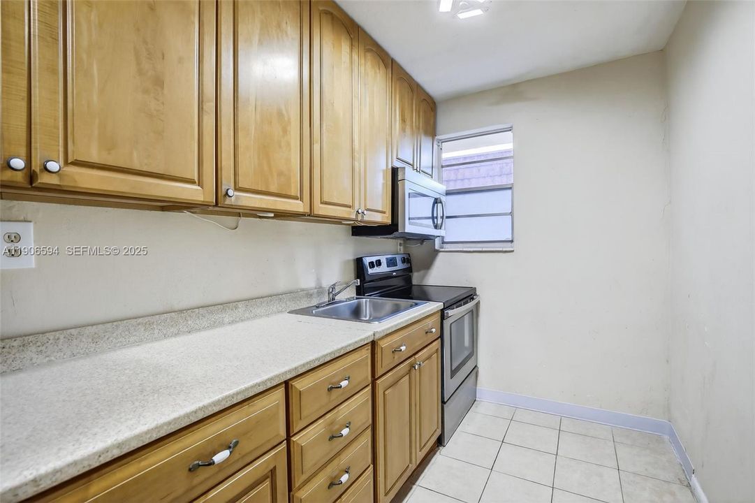 For Sale: $145,000 (1 beds, 1 baths, 560 Square Feet)