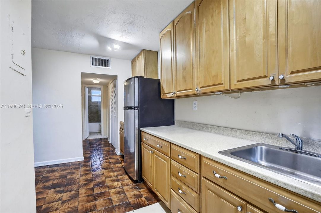 For Sale: $145,000 (1 beds, 1 baths, 560 Square Feet)