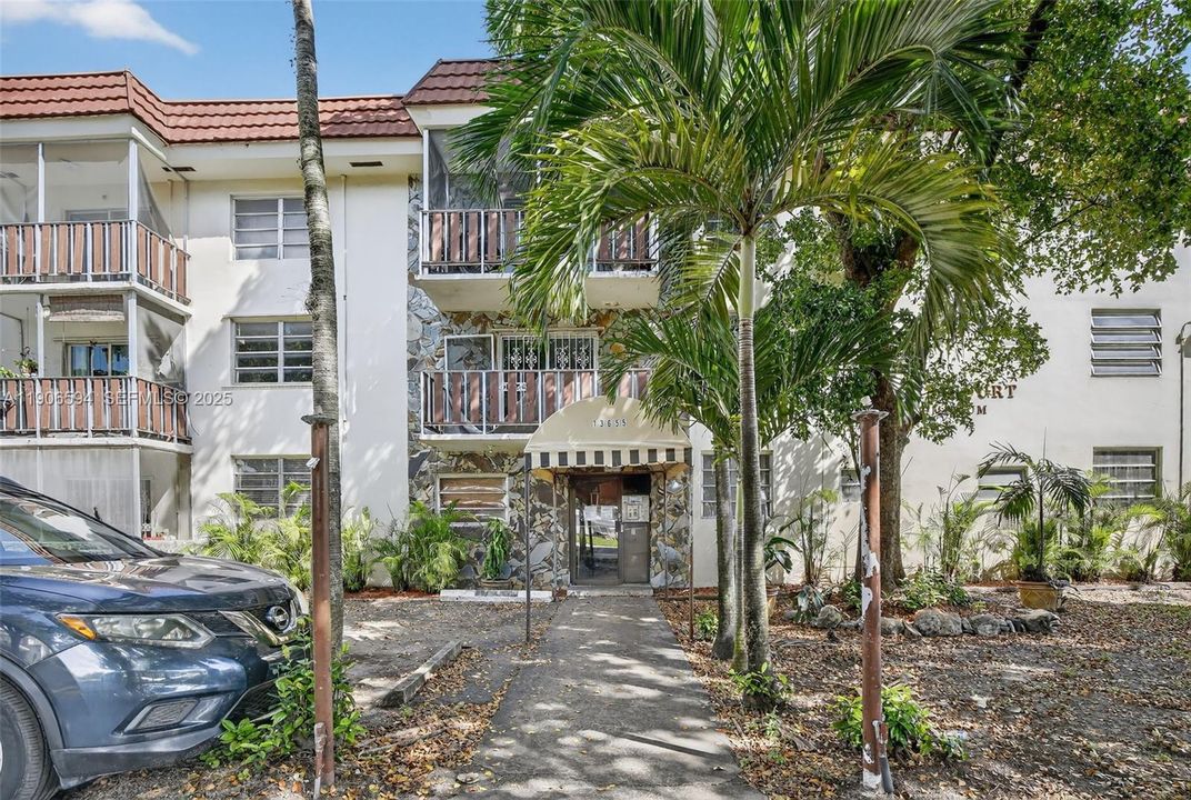 For Sale: $145,000 (1 beds, 1 baths, 560 Square Feet)