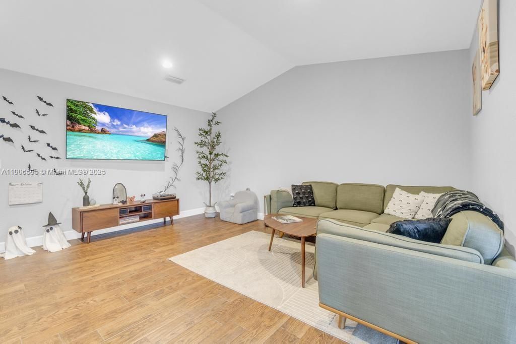 合同活跃: $2,800 (3 贝兹, 2 浴室, 1291 平方英尺)